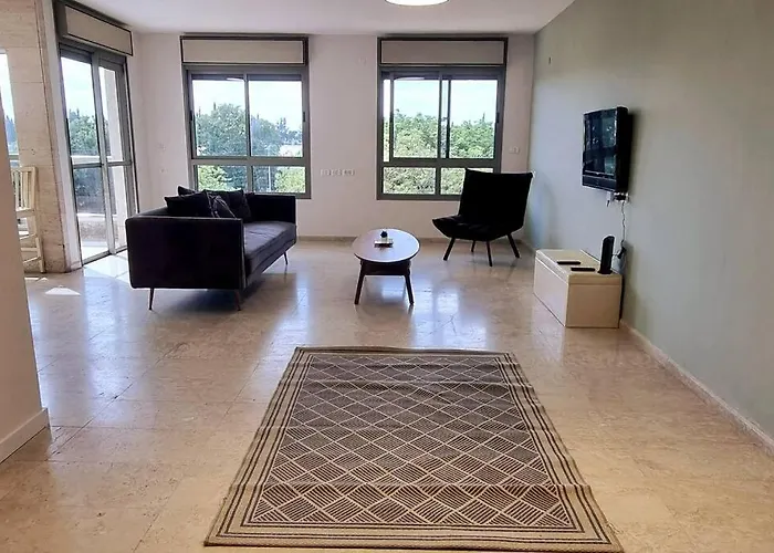 Tel Aviv North /Large Apartment W/ Pool,Spa&Gym